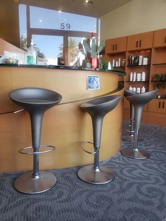https://cdn.salonspotlight.com/photos/rDoOSKKGWvmzVuEIjyGl/251d4d89-6668-42dc-887c-2347c82f0d38_720x720