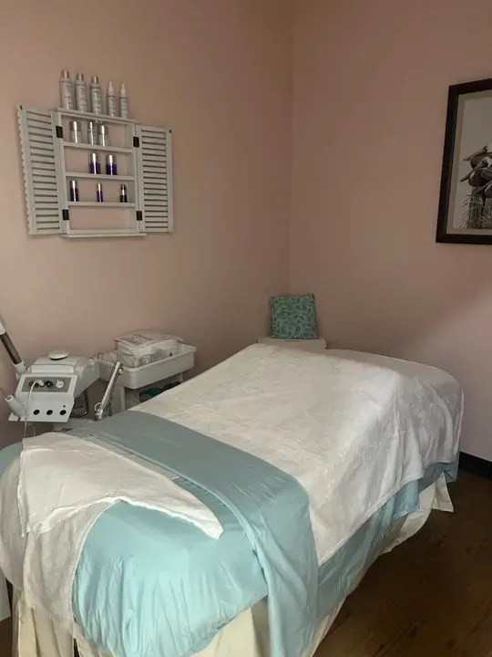 https://cdn.salonspotlight.com/photos/rE0uUQch33Kp5vziZJ5u/9927cbb5-266a-4e09-bc23-f8bc7478a10e_720x720