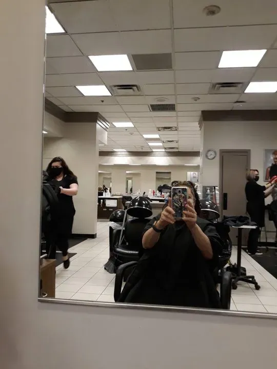 https://cdn.salonspotlight.com/photos/rLOtNM4TWlCepG4GeQJZ/99ece1db-b0a3-4fcd-87d1-75ed20f56a3b_720x720