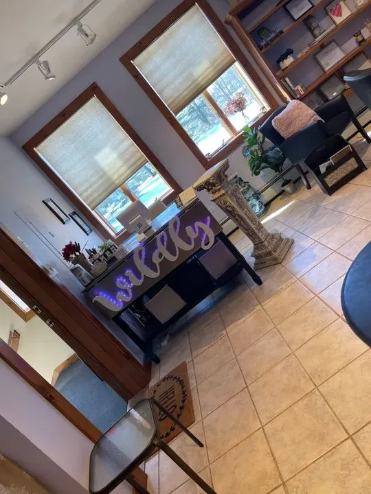 https://cdn.salonspotlight.com/photos/rLhV5JkvQrOYaPxKi8wS/99be7733-afe5-4d17-8d82-76aced63f802_720x720