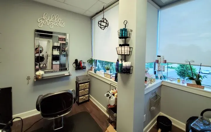 https://cdn.salonspotlight.com/photos/rNZMtZkRJnOjk9ba9L5g/2314f32e-4313-48f2-8df8-9c46477af472_720x720