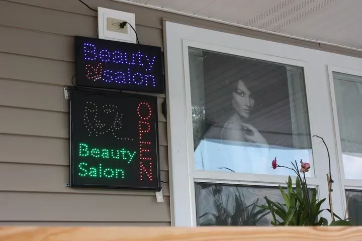 https://cdn.salonspotlight.com/photos/rO5CYN8s7oj6YZoRMYNs/8e5f6111-5a25-46c3-afe1-23298c9129af_720x720