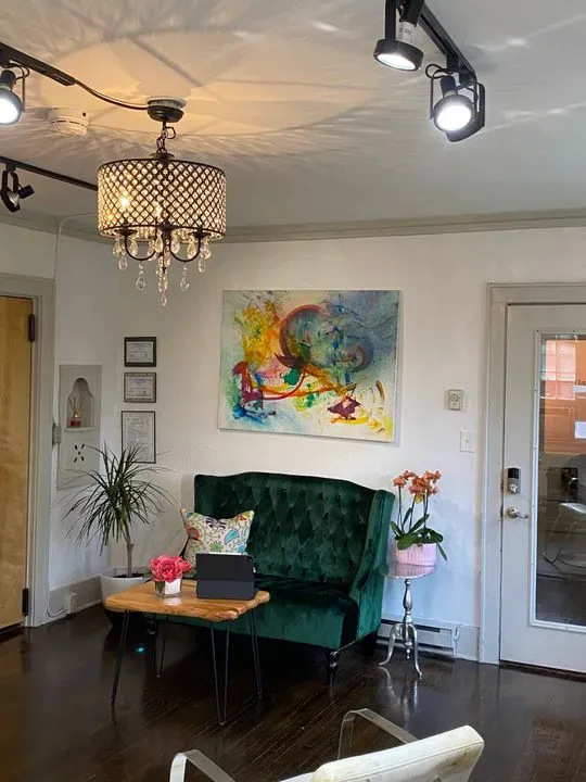 https://cdn.salonspotlight.com/photos/rP23FxKRRVIfasmy0KNJ/2851659a-f1b4-4cae-8bd3-5a61cd29975e_720x720