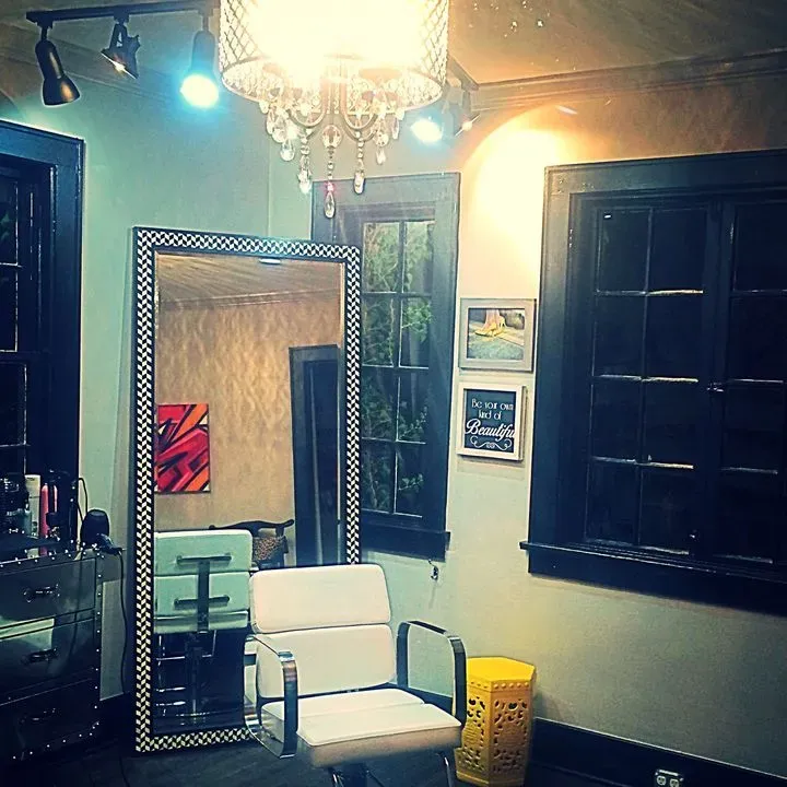 https://cdn.salonspotlight.com/photos/rP23FxKRRVIfasmy0KNJ/f0243510-dd2d-45b8-9d40-5e259f44d3e8_720x720