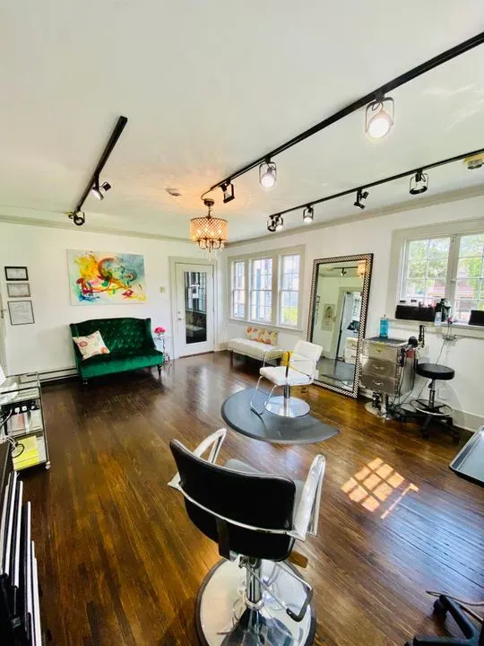 https://cdn.salonspotlight.com/photos/rP23FxKRRVIfasmy0KNJ/fcc32dfc-258e-4c10-a7b3-381fd16e8447_720x720