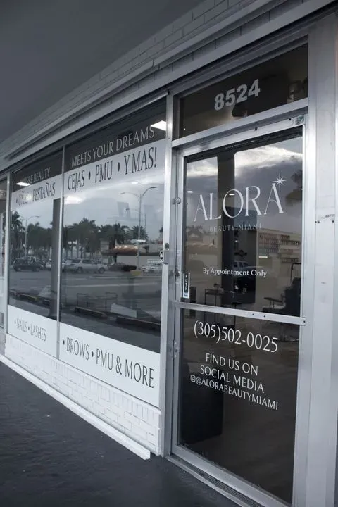 https://cdn.salonspotlight.com/photos/rPxUDTtVkaPeJCcR7zUn/b108ea51-da38-4908-9405-77733d78d6ba_720x720