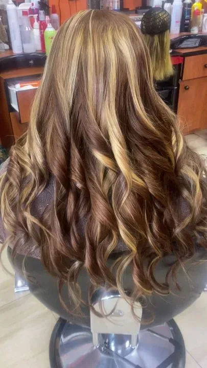 https://cdn.salonspotlight.com/photos/rQHLDZSgy1ZwFRfOQGbZ/0de40792-8c53-4a86-9fa7-39838f663c45_720x720
