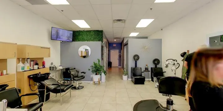 https://cdn.salonspotlight.com/photos/rSsDnVWHaHZTBfoK0a0K/b18f66eb-2917-4488-a0b3-4fdf80ab3fad_720x720