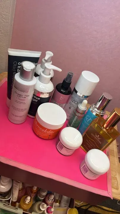 https://cdn.salonspotlight.com/photos/rT4Flh9p13sIZi5g20YD/59fe1451-aa8d-4f3e-a859-51735a630302_720x720