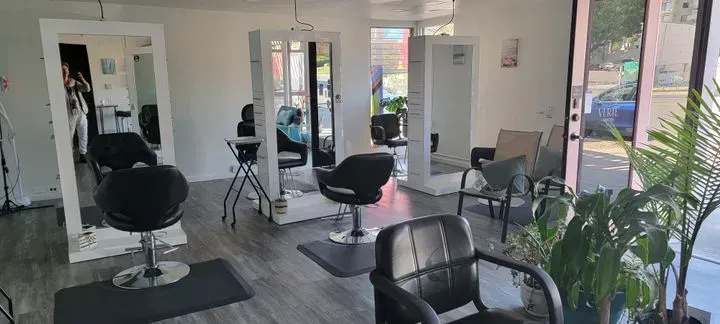 https://cdn.salonspotlight.com/photos/rVbPUYvvyIVIJEgXyJhd/6935a180-f4bf-4402-b6cf-192d9adbf0c5_720x720