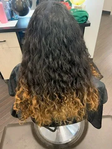 https://cdn.salonspotlight.com/photos/raIs5bZJs0cDJsU0Q7Pe/09885aed-aca4-4bb1-961a-f1e22596b693_720x720