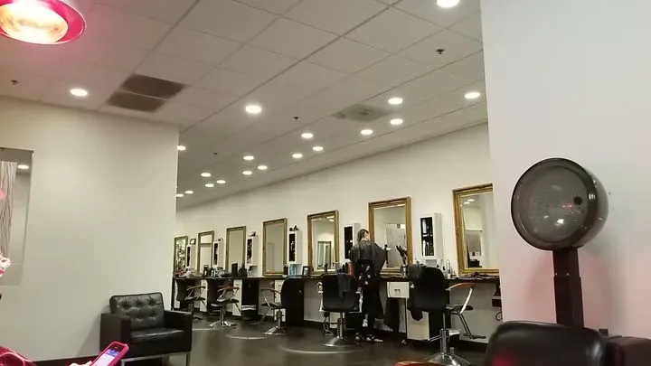 https://cdn.salonspotlight.com/photos/raIs5bZJs0cDJsU0Q7Pe/58b6fcef-26fb-4ad2-a65b-8a6c7d79424d_720x720