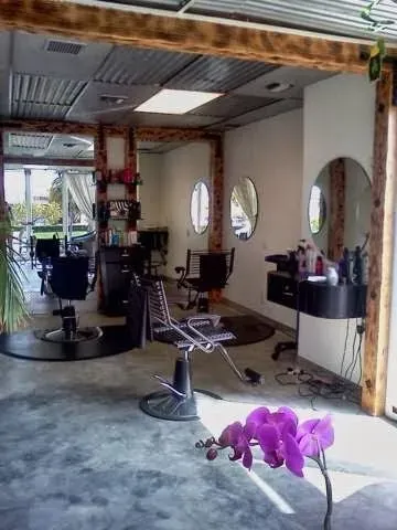https://cdn.salonspotlight.com/photos/rehKAuPHXb51jZhWkQrb/10559221-0806-4d53-83ae-e62b469ae706_720x720