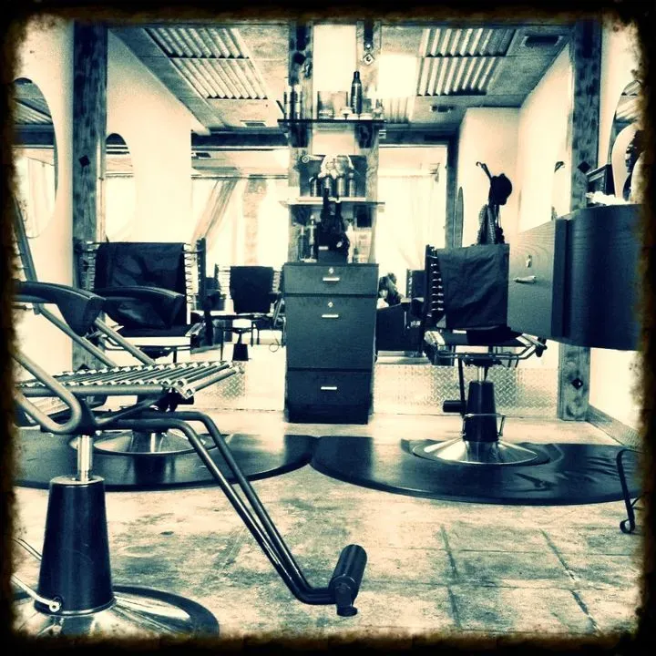 https://cdn.salonspotlight.com/photos/rehKAuPHXb51jZhWkQrb/57e689da-d7c4-4e3c-8c66-27ba4f0a7d33_720x720
