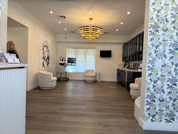 https://cdn.salonspotlight.com/photos/renu4WqlFBSiHwdwL07t/68ba7b93-2e66-437a-bbb1-3eb5eefcb7b2_720x720