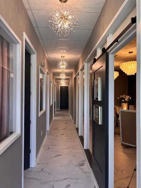 https://cdn.salonspotlight.com/photos/reyddPXzqmZRU8eeIBte/87224533-fe6f-43c9-9a1e-05aaed6ebd02_720x720