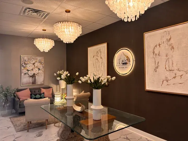 https://cdn.salonspotlight.com/photos/reyddPXzqmZRU8eeIBte/a9c3e57c-c5e7-40be-84c7-3ba16f2386f3_720x720