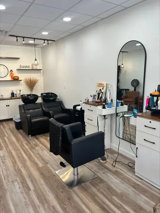 https://cdn.salonspotlight.com/photos/rgCZm3ra9CiNrkKD5X5G/1e260c3d-d1d2-4d07-9338-b6374decd5db_720x720