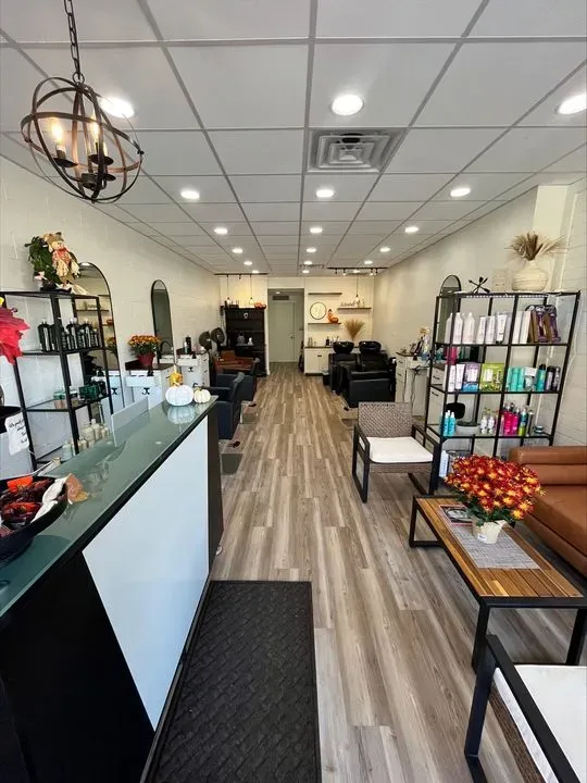 https://cdn.salonspotlight.com/photos/rgCZm3ra9CiNrkKD5X5G/82994285-885f-4118-809f-8586e11f7d3c_720x720