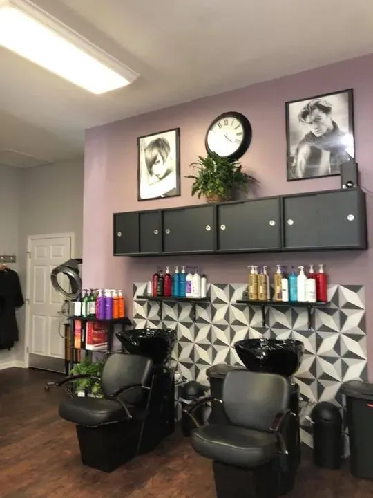 https://cdn.salonspotlight.com/photos/ri7Mxc8xh2u46rLLeYpn/be74c651-b228-46ab-8165-2f1494ee4812_720x720