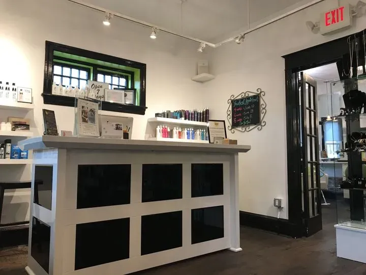 https://cdn.salonspotlight.com/photos/riGZaz344fmVlPu35VWm/36f5ceac-11d3-4249-8616-6e6e229d8dd7_720x720