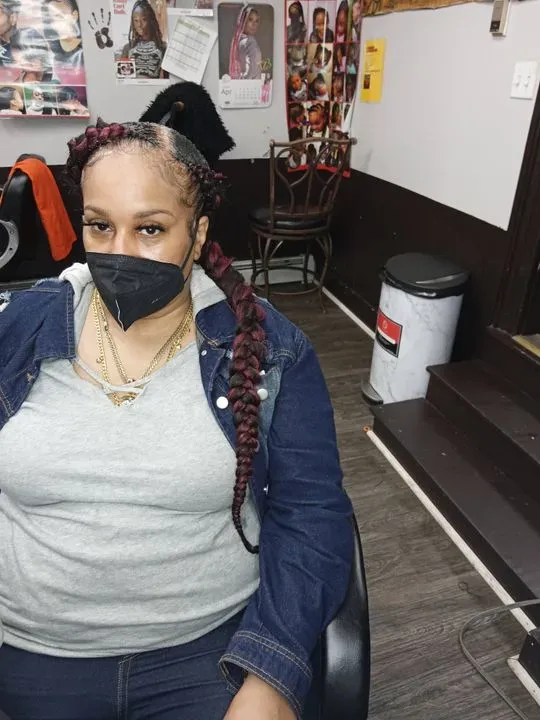 https://cdn.salonspotlight.com/photos/rohVrKLUXJqKk3yQ6Q4K/7c384559-c11f-446c-a769-f7910ffbf6f4_720x720