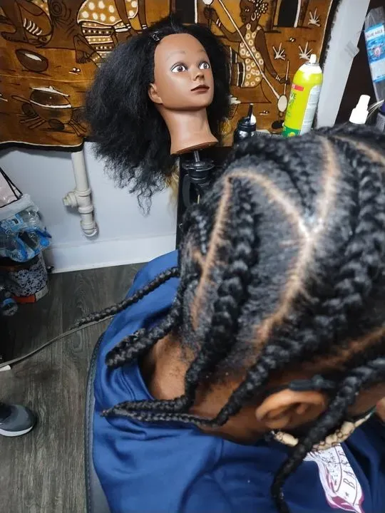 https://cdn.salonspotlight.com/photos/rohVrKLUXJqKk3yQ6Q4K/9fb233ba-7b0a-4072-8ef5-0e951450592c_720x720