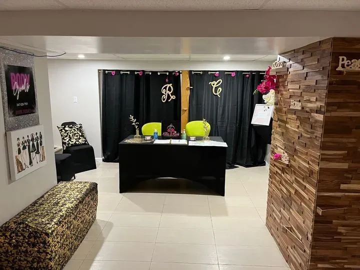 https://cdn.salonspotlight.com/photos/rorjY81aci8QgwCpEBEC/24bbe79f-bf39-4b6b-9613-9b3a0b020784_720x720