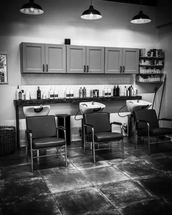 https://cdn.salonspotlight.com/photos/rpmT765QUngXWnoNqk6b/81e8f89a-9877-4ab3-83fa-0c6f5ec129ab_720x720