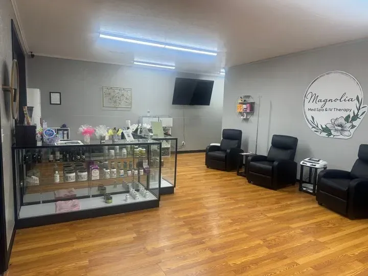 https://cdn.salonspotlight.com/photos/rqRbrVDt8bWb7WLUazpZ/26714de9-ad8b-4756-a7bf-ffb03a861c6c_720x720
