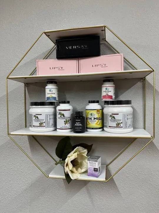 https://cdn.salonspotlight.com/photos/rqRbrVDt8bWb7WLUazpZ/fbede7d1-1958-457a-95f6-cd041ec34a40_720x720