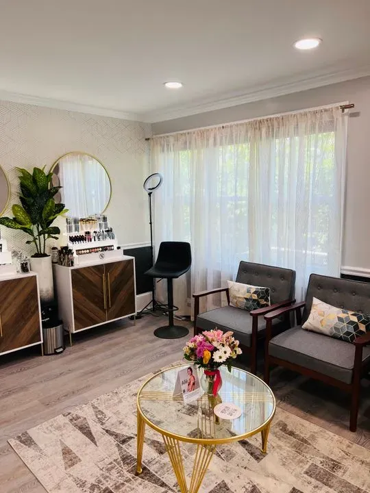 https://cdn.salonspotlight.com/photos/rqelVABoqSI8F9kH2Jqj/212bc73e-d41a-44c1-a2f5-bcdcca883a15_720x720