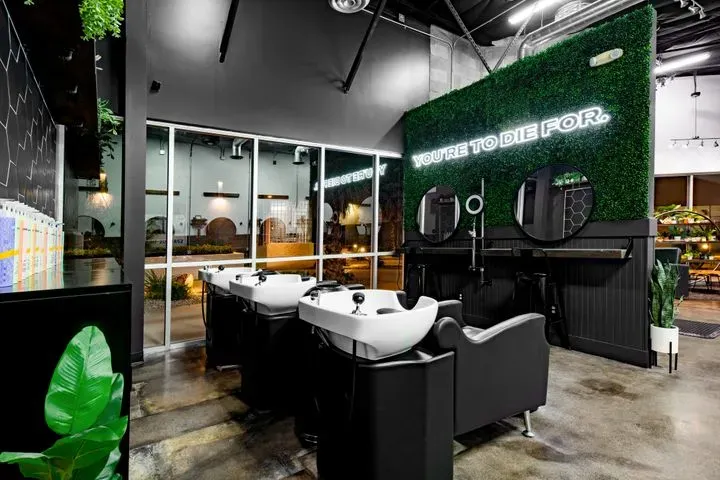 https://cdn.salonspotlight.com/photos/rr4zQq2GtepX3K198hZW/2e66461c-e38e-4a6a-b56a-9938916d5678_720x720