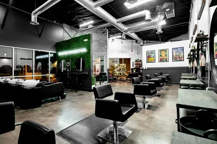 https://cdn.salonspotlight.com/photos/rr4zQq2GtepX3K198hZW/76b85d5d-6951-468e-9166-4355310b240d_720x720