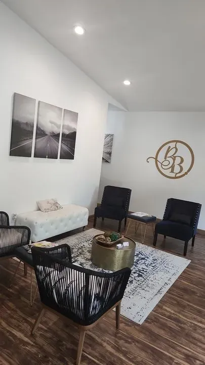 https://cdn.salonspotlight.com/photos/ruJEUC5RiYaziwd83JGw/74b91abb-c82f-4dac-94cb-1e6226797b75_720x720