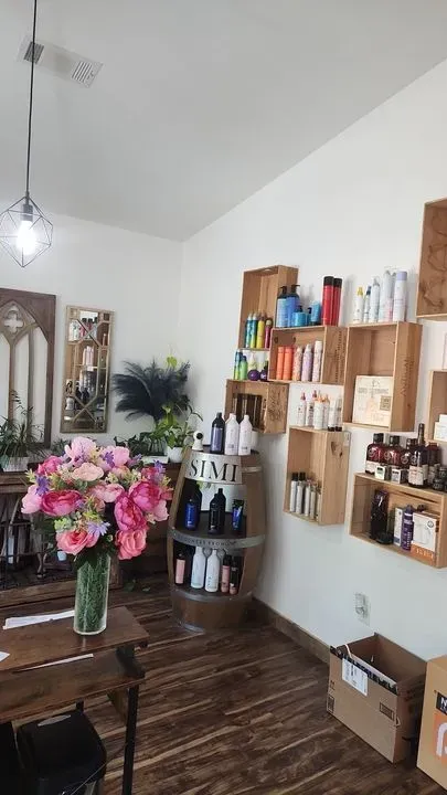 https://cdn.salonspotlight.com/photos/ruJEUC5RiYaziwd83JGw/9fc57a6d-5d63-4795-8e49-aa12f98d3a2c_720x720
