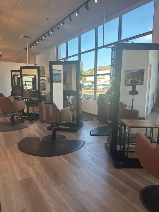 https://cdn.salonspotlight.com/photos/rvXisvFManCF0TBRarb5/1fcba8a0-9cc1-45e3-b221-db7987232b09_720x720