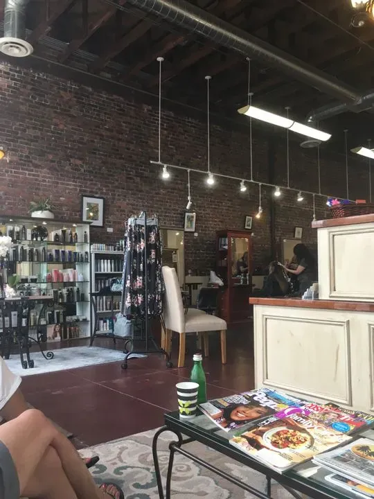 https://cdn.salonspotlight.com/photos/rvXisvFManCF0TBRarb5/a4d0d8f0-33f5-463e-bf2e-07cced53947a_720x720