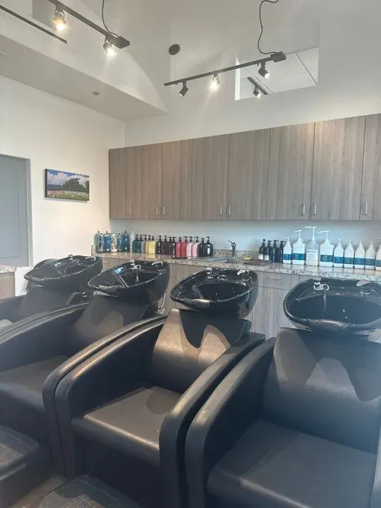 https://cdn.salonspotlight.com/photos/rvXisvFManCF0TBRarb5/e9f8b376-72f2-4cbc-b744-76981282dfd2_720x720