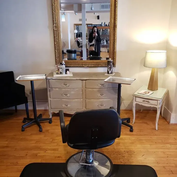 https://cdn.salonspotlight.com/photos/rwX7mtXQSzcVvPPrcFmz/a5e80df4-4a20-470f-ba32-9c63dfd8eb90_720x720
