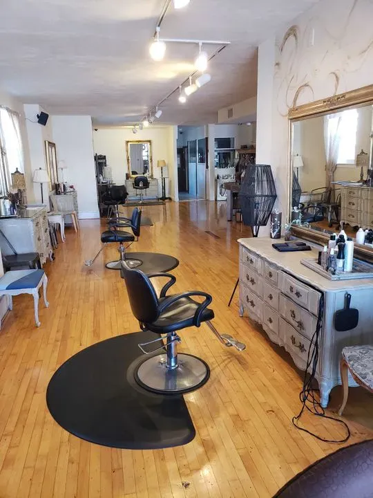 https://cdn.salonspotlight.com/photos/rwX7mtXQSzcVvPPrcFmz/afb9bb9e-12e0-410a-95b7-fedf60204742_720x720