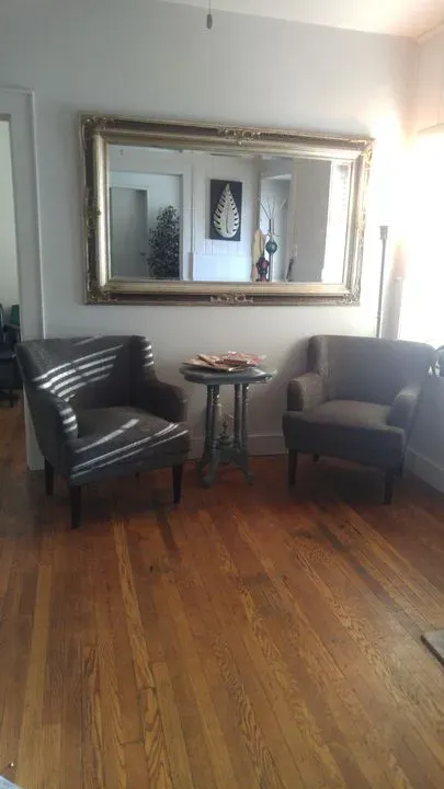 https://cdn.salonspotlight.com/photos/rxDQp1wbqWhsHtWGjFNQ/19e5791f-5b1c-44ee-9fc5-a7cee9685157_720x720