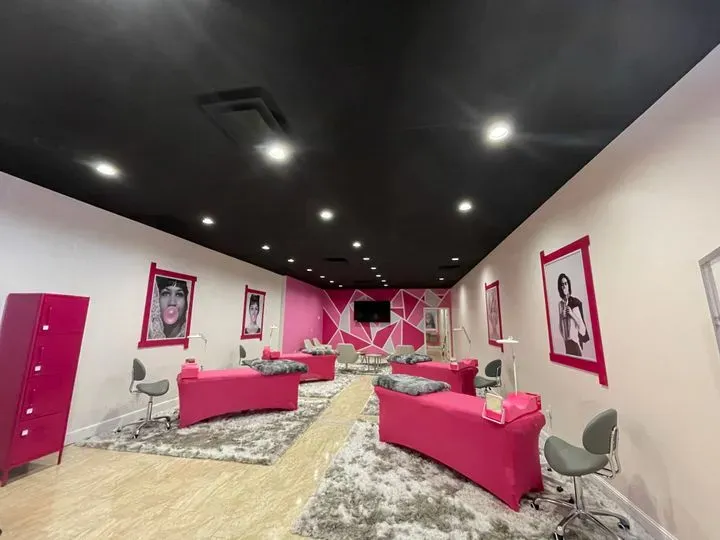 https://cdn.salonspotlight.com/photos/rxV6L2cji0WrLcL1NY7N/6ed78806-5922-48a2-8b7c-b7f38a754d14_720x720