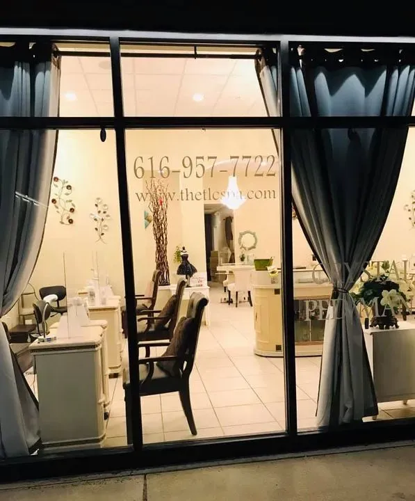 https://cdn.salonspotlight.com/photos/s4q3xCs2xrXrqR24NE56/6c1255d7-408b-4c2c-a7f2-a63108a16697_720x720