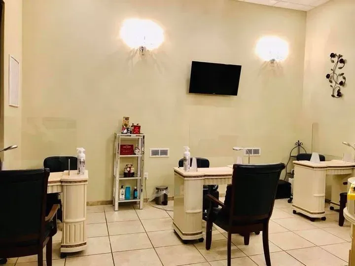 https://cdn.salonspotlight.com/photos/s4q3xCs2xrXrqR24NE56/e6bff20a-233d-448b-a07a-0b1072dc4f65_720x720