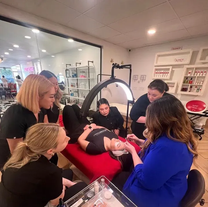 https://cdn.salonspotlight.com/photos/s68VL99S5MYAJ431P9Cp/89dec38a-5f3e-4dc1-8d47-0c13922a7f31_720x720