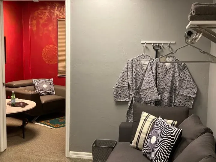 https://cdn.salonspotlight.com/photos/sAqkybqHUtmlB1LUS6FY/c75e60ed-c2b1-485a-a647-59458046f501_720x720