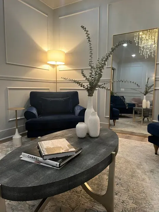 https://cdn.salonspotlight.com/photos/sFPXVKmvONGylIwCQ5XF/143578e5-8df2-485d-b14b-51f57e25e9ea_720x720