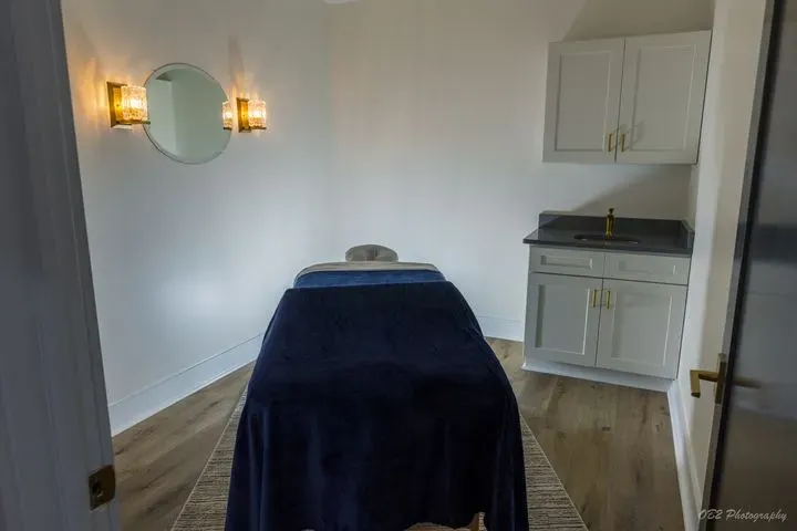 https://cdn.salonspotlight.com/photos/sFPXVKmvONGylIwCQ5XF/186e304c-1ab9-4bae-811f-afe6be146011_720x720