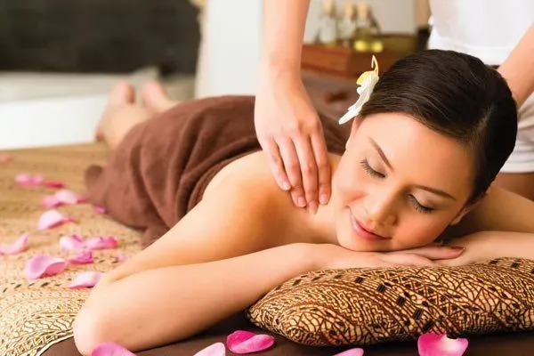 https://cdn.salonspotlight.com/photos/sFyedRxEuGPJjuhklfeB/dbf306ea-e88d-46c1-8499-04b4c6263e1f_720x720